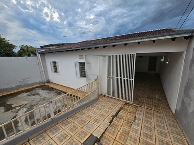 Casa em Conjunto Habitacional Maria Cecília Serrano de Oliveira, Londrina/PR de 70m² 3 quartos à venda por R$ 199.000,00 ou para locação R$ 1.100,00/mes