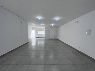 Sala em Centro, Caraguatatuba/SP de 129m² para locação R$ 6.000,00/mes