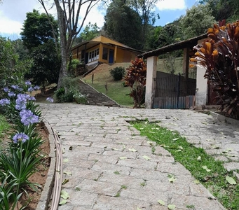 CASA LINEAR EM PETRÓPOLIS, BONITO LOCAL, PRÓXIMO A CORRÊAS E